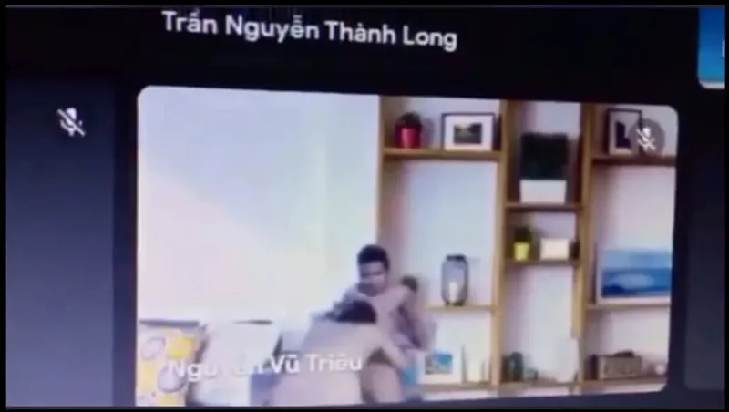 Học online quên không tắt camera lộ cảnh em người yêu đang mút mút